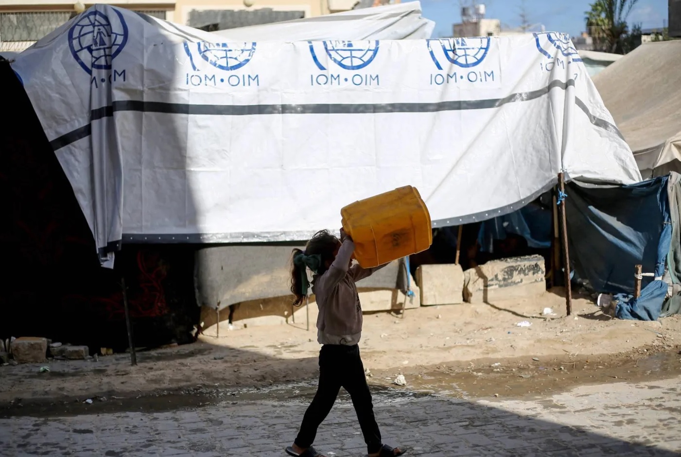 المكتب الإعلامي بغزة: الاحتلال يعرض حياة 800 أ